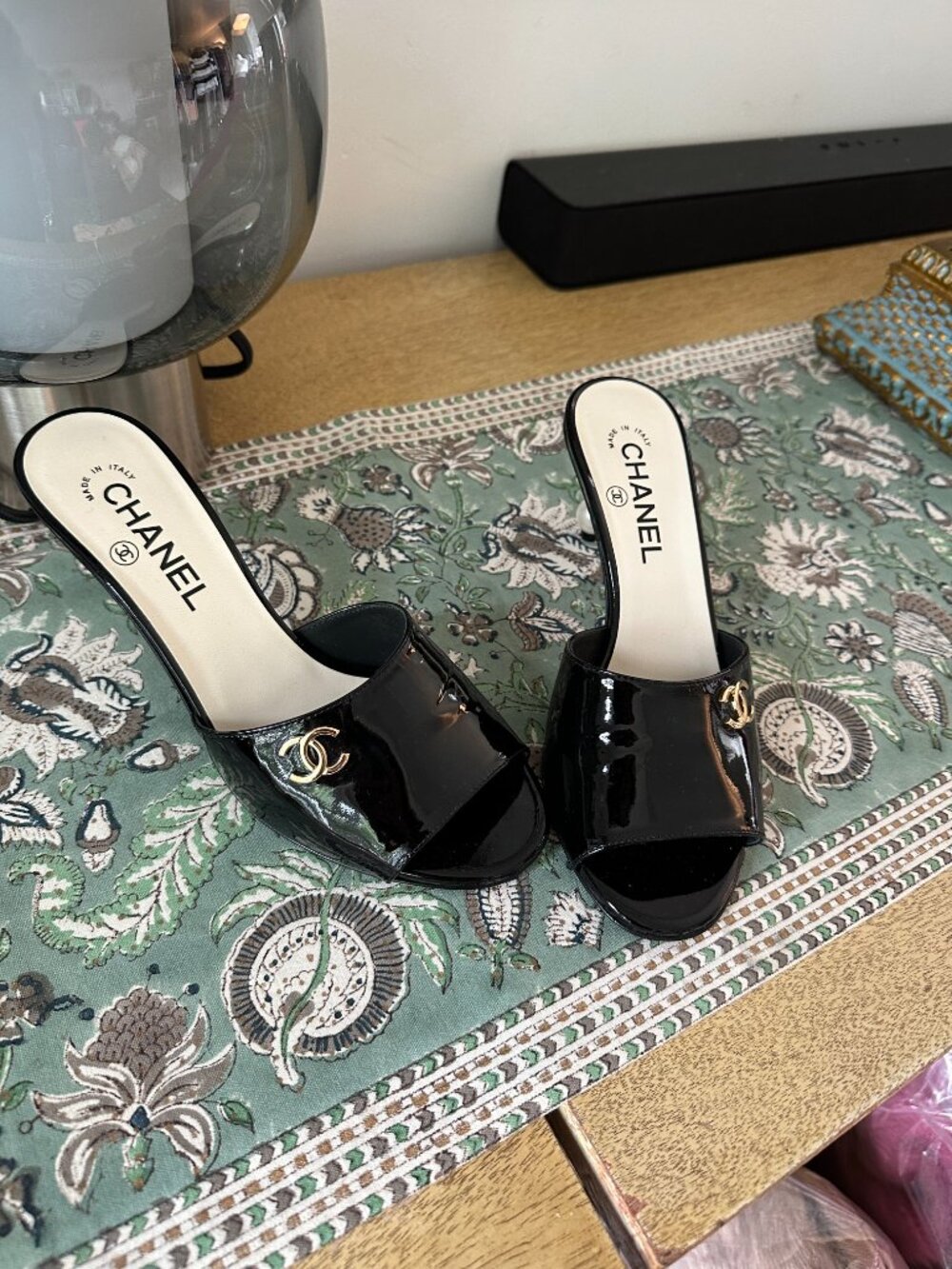 CHANEL patent leather pearl mules sandals 38 - Picture 3 of 14